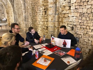 Table de jeu de rôle et ses rolistes